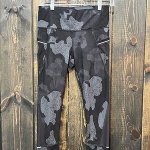 Athleta Camp Relay 2.0 Capri Leggings S Black Camo Tight Stretch Activewear Gym
